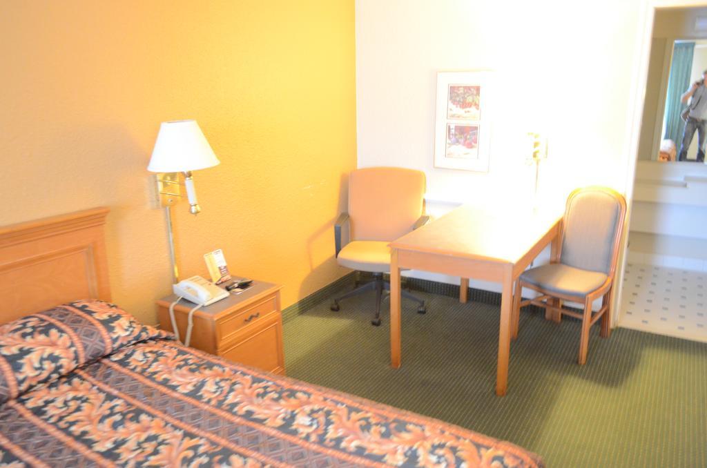 America'S Inn Houston/Stafford /Sugarland Room photo